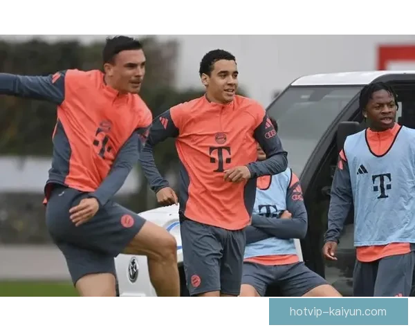 穆西亚拉在德国的表现稳健，逐渐成为媒体关注的焦点。